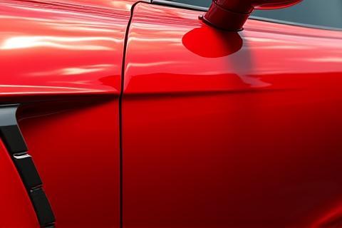 Vue latérale d'une voiture rouge polie et brillante