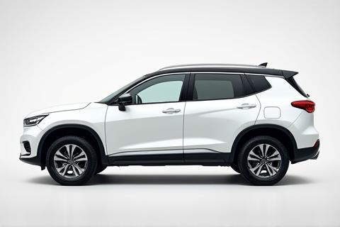 SUV blanc brillant après nettoyage complet